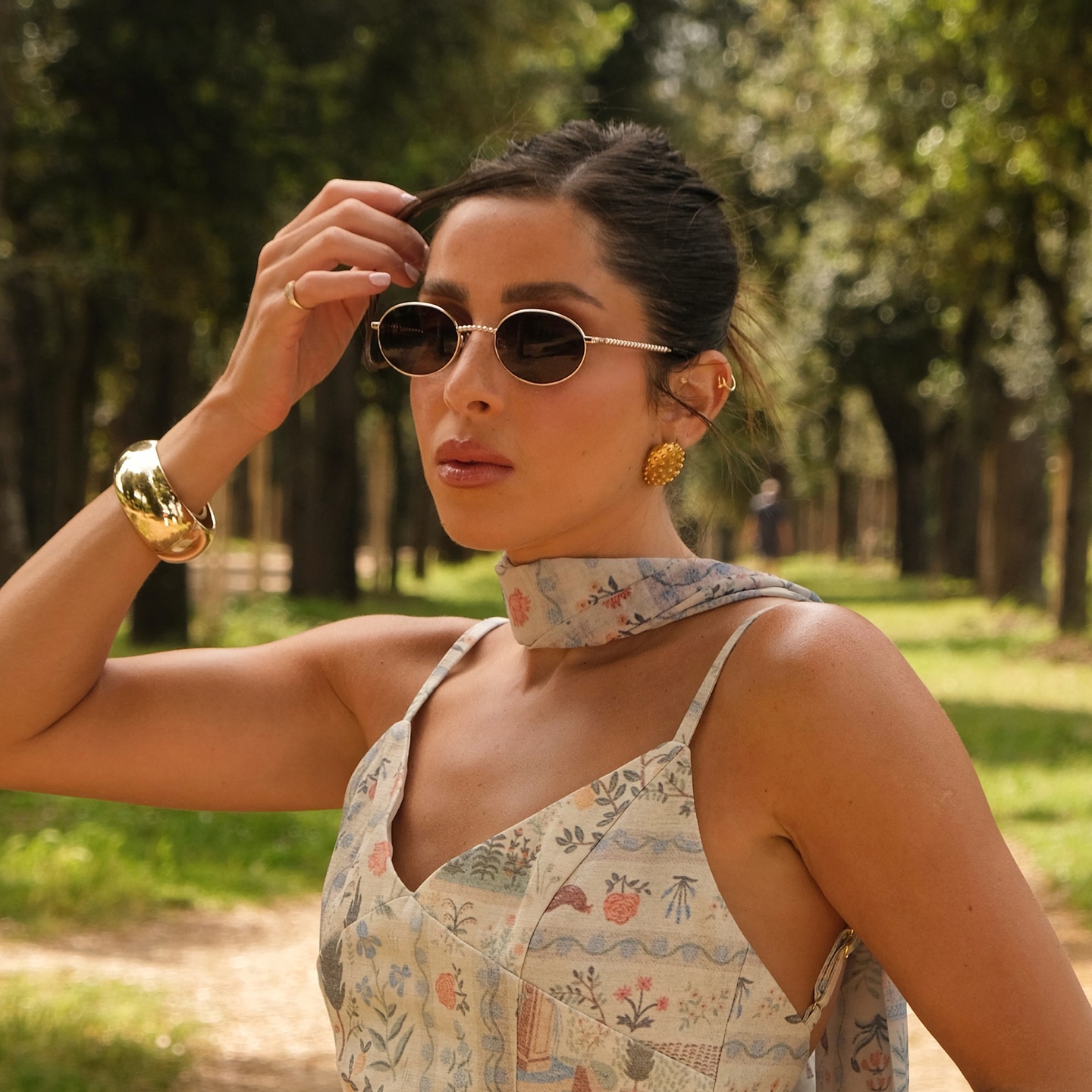 تسوق نظارات شمسية ميلا بإطار بيضاوي مزيّنة بسلسلة ترايس بلون ذهبي أونلاين.